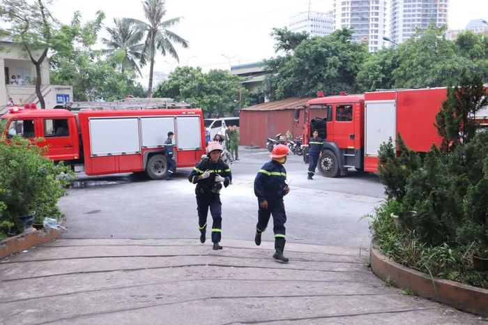 Cán bộ, chiến sĩ sử dụng phương tiện chuyên dụng, tiếp cận khu vực xảy ra cháy để tổ chức cứu nạn, cứu hộ