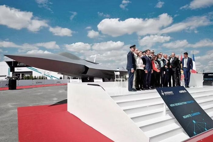 Ông Merz đã đề nghị ông Macron từ bỏ việc tiếp tục dự án FCAS, đồng thời nhấn mạnh tính khả thi của việc tiếp tục hợp tác trong những lĩnh vực khác, đặc biệt là việc tích hợp các hệ thống vũ khí, nền tảng và cảm biến khác nhau vào cái gọi là "Đám mây chiến đấu".