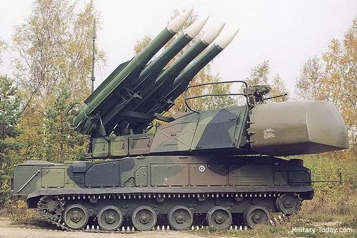 Thay đổi lớn nhất của Buk-M1 so với Buk là tổ hợp được trang bị đài radar phát hiện và chỉ thị mục tiêu 9S18M1 Kupol-M1 với ăng ten mảng pha, các thành phần đặt trên xe tự hành bánh xích GM-567M có tính năng vượt trội so với tổ hợp Buk nguyên bản.