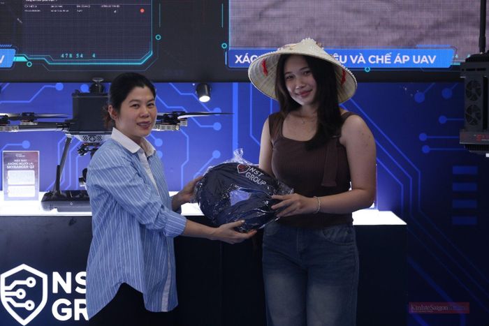 Bạn Trần Khánh Linh (21 tuổi, sinh viên tại TPHCM) chia sẻ: “Trước đây tôi chỉ đọc các cảnh báo trên mạng xã hội nhưng chưa thực sự hình dung được mức độ tinh vi của các thủ đoạn lừa đảo. Khi trực tiếp tham gia các tình huống mô phỏng tại triển lãm, tôi mới thấy chỉ một chút chủ quan cũng có thể trở thành nạn nhân”. Theo Khánh Linh, những nội dung được truyền tải bằng hình ảnh và trải nghiệm thực tế giúp người trẻ dễ tiếp cận hơn so với các hình thức tuyên truyền truyền thống.
