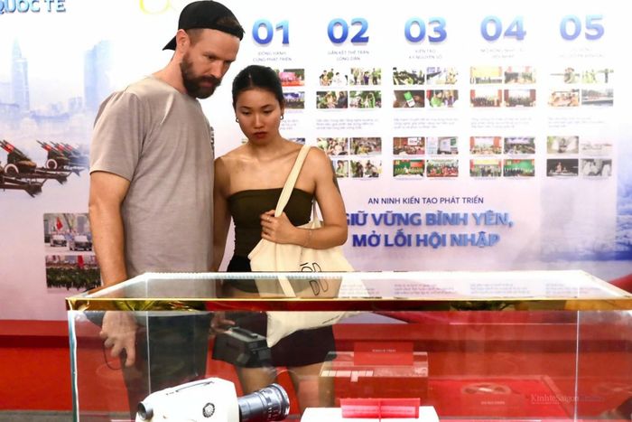 Sự kiện cũng thu hút sự quan tâm của nhiều du khách nước ngoài đến tham quan, tìm hiểu các hoạt động trưng bày và trải nghiệm.