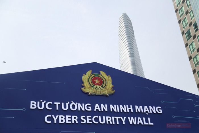 Khu vực thu hút nhiều sự chú ý nhất là “Bức tường An ninh mạng” - nơi tái hiện các hình thức tội phạm công nghệ cao đang diễn ra ngày càng tinh vi.
