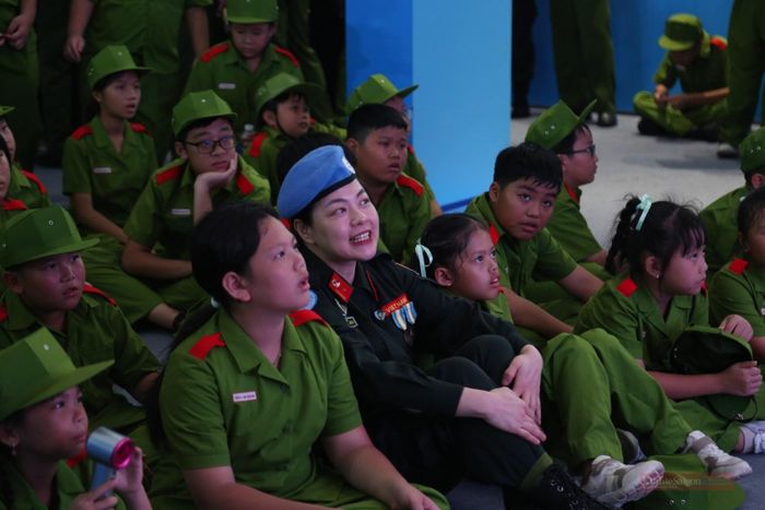 Các du khách nhỏ tuổi tham quan triển lãm với sự chăm chú, hứng thú trước các hoạt động trưng bày và trải nghiệm thực tế.