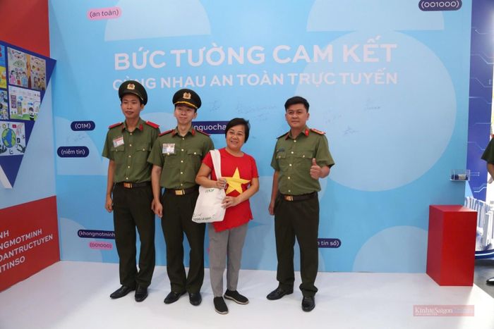 Không chỉ giới trẻ, nhiều người lớn tuổi cũng dành thời gian tìm hiểu các chuyên đề về an ninh mạng. Bà Hồng Nhung (ngụ phường Vườn Lài) cho rằng triển lãm đã cung cấp những thông tin thiết thực giúp người dân nâng cao cảnh giác trước các thủ đoạn lừa đảo mới. “Nhiều người ở độ tuổi của tôi thường nhận được các cuộc gọi tự xưng là cơ quan chức năng hoặc ngân hàng. Sau khi tham quan triển lãm, tôi hiểu rõ hơn cách nhận biết các dấu hiệu bất thường để tránh bị lừa”.