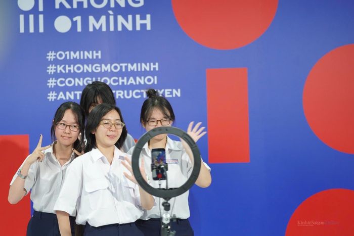“Người dân càng được trang bị kiến thức và kỹ năng nhận diện các nguy cơ thì càng chủ động bảo vệ bản thân, gia đình và cộng đồng. Đó cũng là một phần quan trọng trong việc xây dựng thế trận an ninh nhân dân vững chắc”, ông Dương nhấn mạnh.