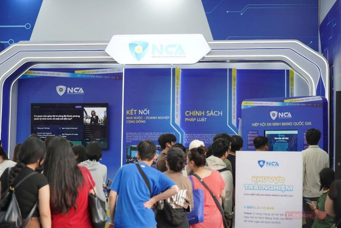 Đồng hành cùng chương trình, Tạp chí An ninh mạng Việt Nam đã phối hợp với các đơn vị nghiệp vụ xây dựng hệ thống nội dung số và các kịch bản tương tác phục vụ khách tham quan.
