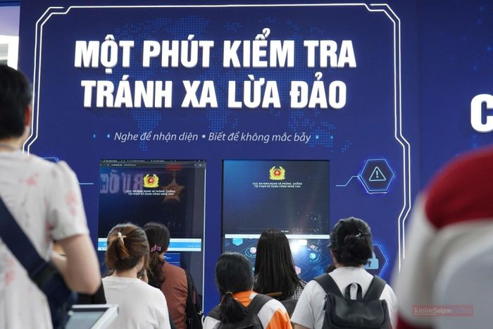Người dân không chỉ quan sát mà còn trực tiếp tham gia vào các hoạt động mô phỏng nghiệp vụ, qua đó hiểu rõ hơn về công tác bảo vệ an ninh quốc gia, giữ gìn trật tự an toàn xã hội trong bối cảnh chuyển đổi số.