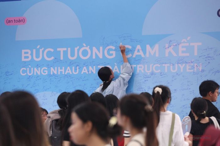 Nhiều người cho biết đây là lần đầu tiên họ được tiếp cận trực quan với những nguy cơ trên không gian mạng.