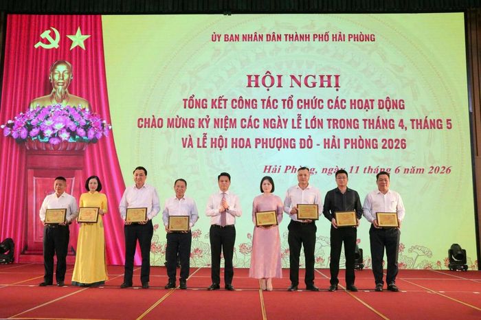 Bí thư Thành ủy Hải Phòng Lê Ngọc Châu trao tặng Giấy chứng nhận cho các đơn vị đóng góp, tài trợ các nguồn lực góp phần tổ chức thành công các hoạt động chào mừng kỷ niệm các ngày lễ lớn trong tháng 4, tháng 5 và Lễ hội Hoa Phượng Đỏ năm 2026.