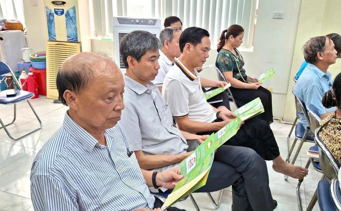 Các đại biểu tham dự hội nghị tập huấn của Ủy ban MTTQ Việt Nam phường Giảng Võ (Hà Nội) nghiên cứu về giám sát và phản biện xã hội.