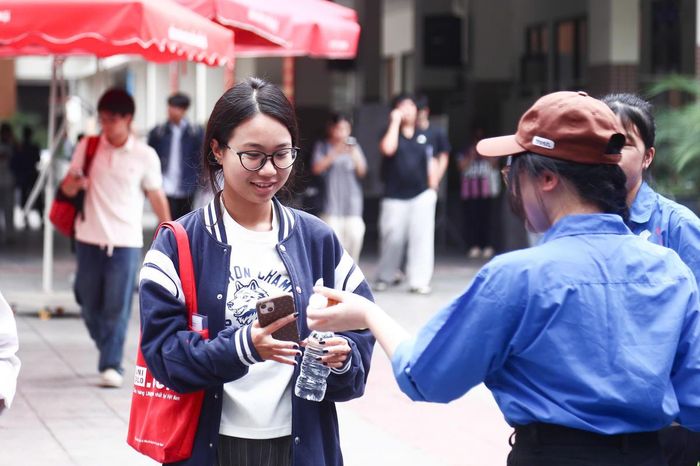 Em Nguyễn Hà Phương, thí sinh tự do đăng ký dự thi các môn Toán, Ngữ văn và Tiếng Anh cho biết, đề thi Tiếng Anh năm nay có độ khó tương đương năm trước. Đề đọc dễ hơn nhưng vẫn có nhiều câu hỏi mang tính phân loại, đòi hỏi thí sinh phải suy luận kỹ. Em dự đoán đạt khoảng 7 điểm, tương đương kết quả của năm trước. Nữ sinh cũng cho biết nguyện vọng của em là theo học ngành Báo chí - Truyền thông.