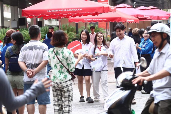 Theo quy định, trong ngày thi cuối cùng, thí sinh làm hai môn tự chọn trong số các môn Vật lý, Hóa học, Sinh học, Lịch sử, Địa lý, Tin học, Ngoại ngữ, Công nghệ Công nghiệp, Công nghệ Nông nghiệp và Giáo dục Kinh tế và Pháp luật. Mỗi môn có thời gian làm bài 50 phút.