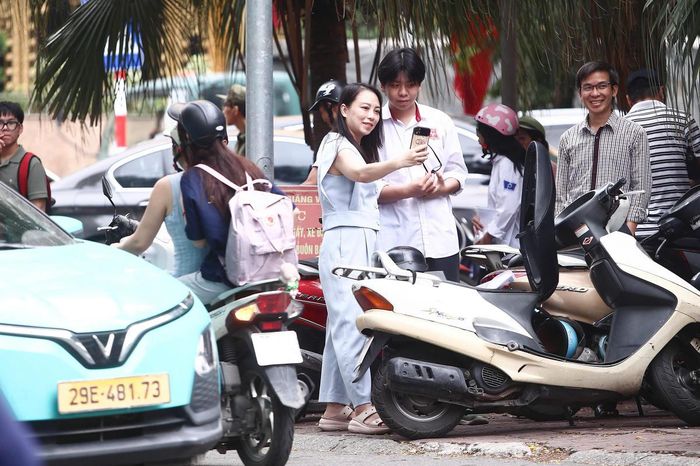 Theo ghi nhận tại các điểm thi, nhiều phụ huynh tranh thủ chụp ảnh lưu niệm cùng con ngay sau khi kết thúc môn thi cuối cùng.