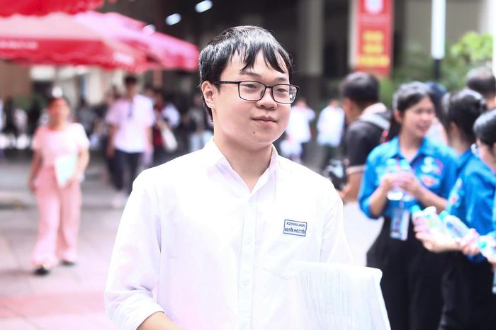Em Nguyễn Phúc Tính, học sinh Trường THPT Nguyễn Trãi (Hà Nội), lựa chọn hai môn tự chọn là Tiếng Anh và Vật lý. Theo Tính, đề thi Tiếng Anh có một số khó khăn, đặc biệt ở phần đọc hiểu, trong khi đề Vật lý được đánh giá dễ tiếp cận hơn so với năm ngoái. "Em làm bài khá tốt và dự kiến đạt trên 9 điểm", nam sinh nói. Tính dự kiến đặt nguyện vọng xét tuyển vào Đại học Kinh tế Quốc dân.