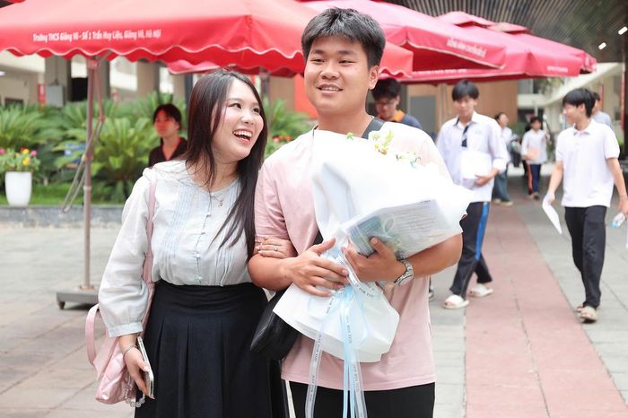 Những cái ôm, nụ cười và lời động viên xuất hiện ở nhiều cổng trường, đánh dấu thời khắc khép lại hành trình 12 năm học tập của các sĩ tử.
