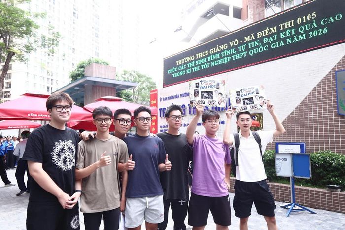 Tại điểm thi Trường THCS Giảng Võ, các thí sinh vui mừng, tranh thủ chụp ảnh cùng bạn bè và người thân.