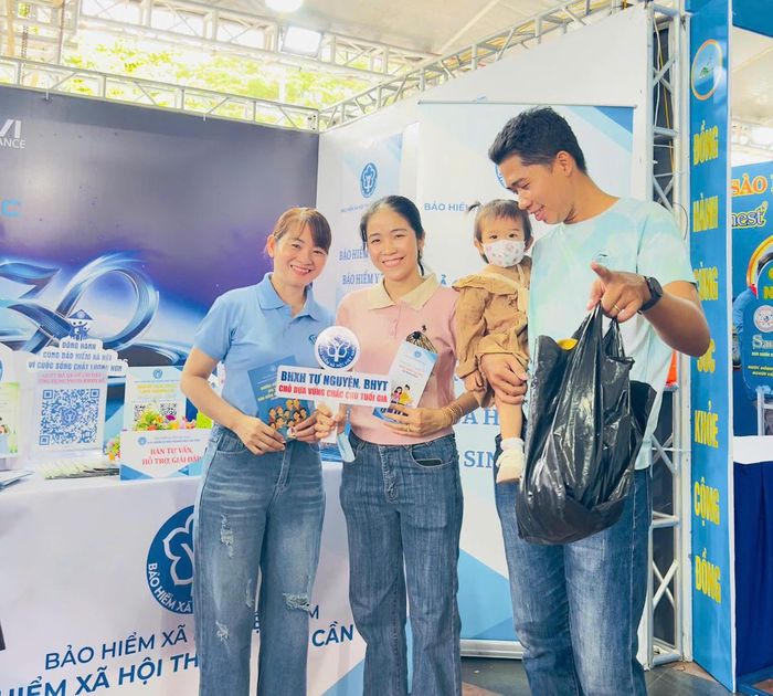 BHXH TP Cần Thơ tuyên truyền chính sách BHXH, BHYT tại khu dân cư. Ảnh: Nguyễn Tú