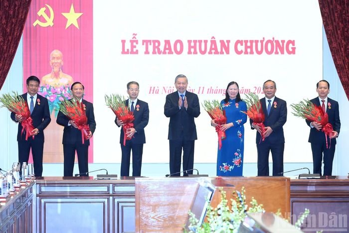 Tổng Bí thư, Chủ tịch nước Tô Lâm trao tặng Huân chương Lao động hạng Nhất, hạng Nhì cho các cá nhân vì có thành tích xuất sắc trong công tác cải cách tư pháp. Ảnh: NHÂN DÂN