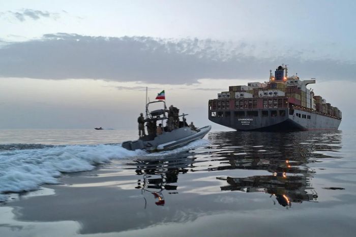  Một chiếc thuyền của Lực lượng Vệ binh Cách mạng Hồi giáo Iran (IRGC) được cho là đang tiếp cận một con tàu cố gắng vượt qua eo biển Hormuz vào tháng 4. Ảnh: TASNIM 