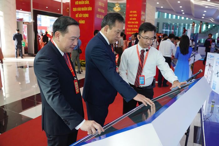 Các đại biểu trải nghiệm các sản phẩm công nghệ chiến lược quốc gia trong tại triển lãm chào mừng Đại hội đại biểu Đảng bộ TP.HCM lần thứ I, nhiệm kỳ 2025-2030, tháng 10-2025. Ảnh: THUẬN VĂN