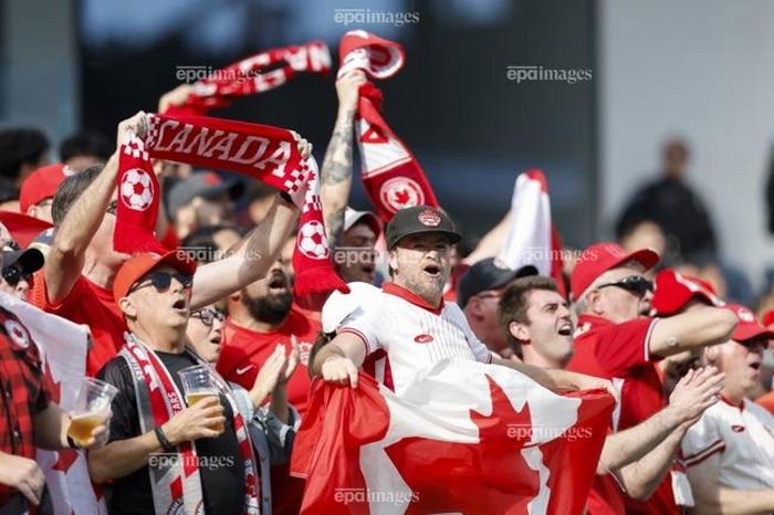 Người yêu bóng đá có nhiều niềm tin vào chủ nhà Canada. Ảnh: EPA.