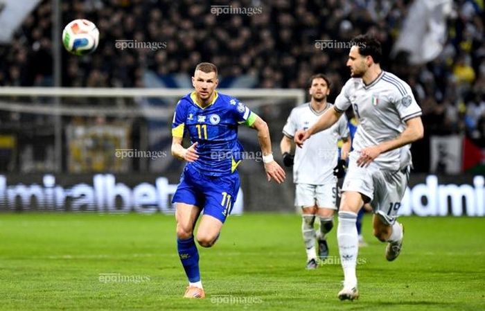 Edin Dzeko là chỗ dựa tinh thần lớn cho đội khách Bosnia. Ảnh: EPA.