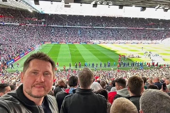  Tomasz Kuszczak giờ hòa lẫn cùng fan MU ngồi trên khán đài sân Old Trafford để... hét vào mặt các fan đối thủ. ẢNH: Tomasz Kuszczak 