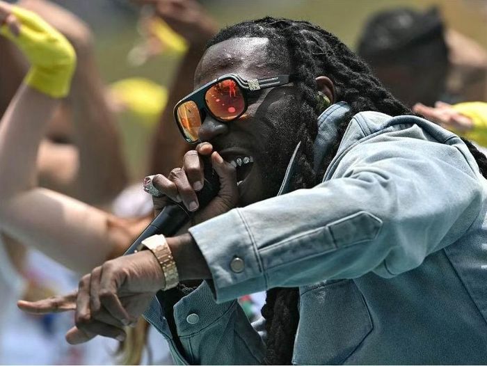  Cùng với đó là giọng ca, nhạc sĩ, nhà sản xuất Burna Boy, người Nigeria "thổi nhiệt" vào đêm khai mạc World Cup 2026 rất sắc màu. 