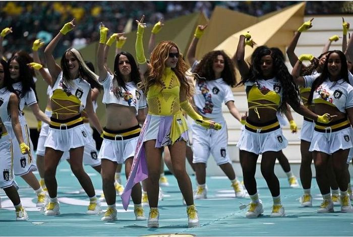  Các vũ công múa phụ họa để danh ca Shakira thể hiện bài hát Dai Dai. 