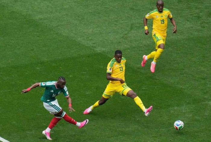 Trận khai mạc World Cup 2026 cả Mexico và Nam Phi đều mang giày màu hường. Ảnh: FIFA