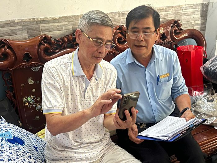  Nhân viên Công ty CP Cấp nước Phú Hòa Tân hỗ trợ khách hàng tiếp cận các thông tin liên quan đến dịch vụ cấp nước. 