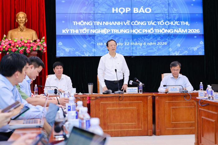 Thứ trưởng Thường trực Bộ GD&ĐT Phạm Ngọc Thưởng phát biểu mở đầu họp báo. Ảnh: MOET