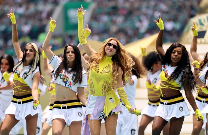 Shakira là nghệ sĩ hiếm hoi trình diễn ở lễ khai mạc 3 kỳ World Cup. Trước đó, cô từng trình diễn tại Nam Phi 2010 và Brazil 2014.