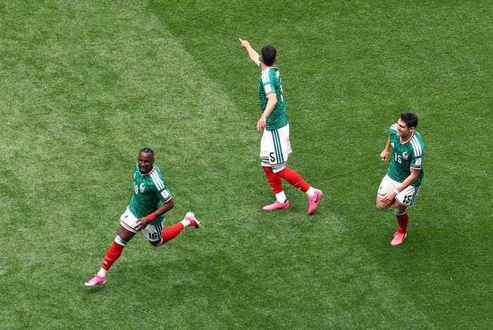 Mexico chơi áp đảo trước Nam Phi.