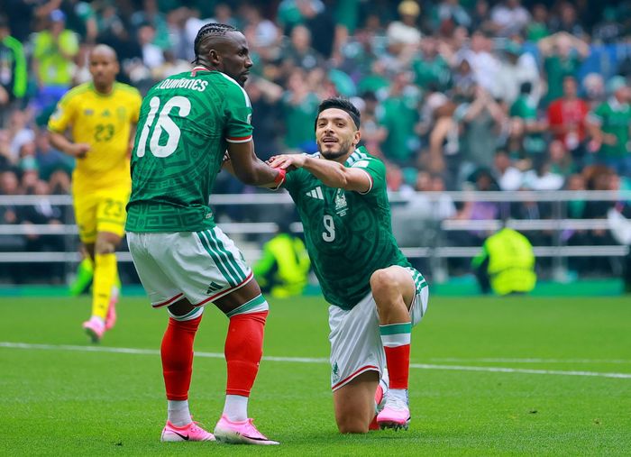  Hiện tại, Jimenez có 46 pha lập công cho "El Tri", chỉ kém thành tích của cựu cầu thủ Manchester United, Javier Hernandez (52 bàn). 