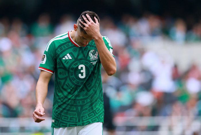  Mexico cũng bị đuổi một cầu thủ, sau pha phạm lỗi không cần thiết của Cesar Montes ở phút bù giờ. 