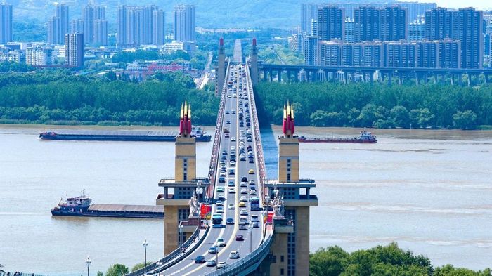  Phương tiện di chuyển trên cầu Nam Kinh bắc qua sông Dương Tử tại Nam Kinh, Trung Quốc, trong ngày 1/5. Ảnh: Xinhua. 