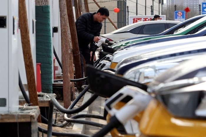  Trạm sạc xe điện ở Bắc Kinh, Trung Quốc. Ảnh: Reuters. 