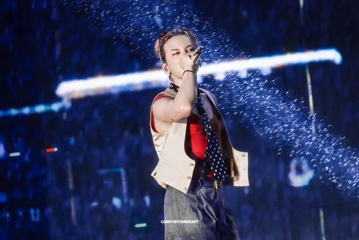  G-Dragon biểu diễn dưới cơn mưa lớn ở Hà Nội hồi tháng 6/2025. Ảnh: Fansite.