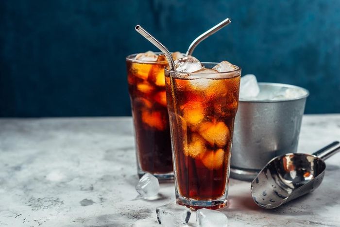 Uống nước tăng lực, đồ uống chứa caffeine mà không ăn sáng có thể gây căng thẳng cho sức khỏe tim mạch. Ảnh: Shutterstock.