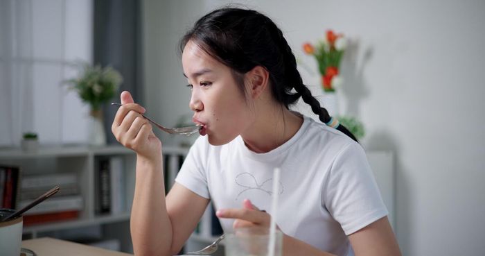Ăn sáng không đúng cách có thể gây hại cho tim mạch, tăng nguy cơ nhồi máu cơ tim và đột tử. Ảnh: Vecteezy.
