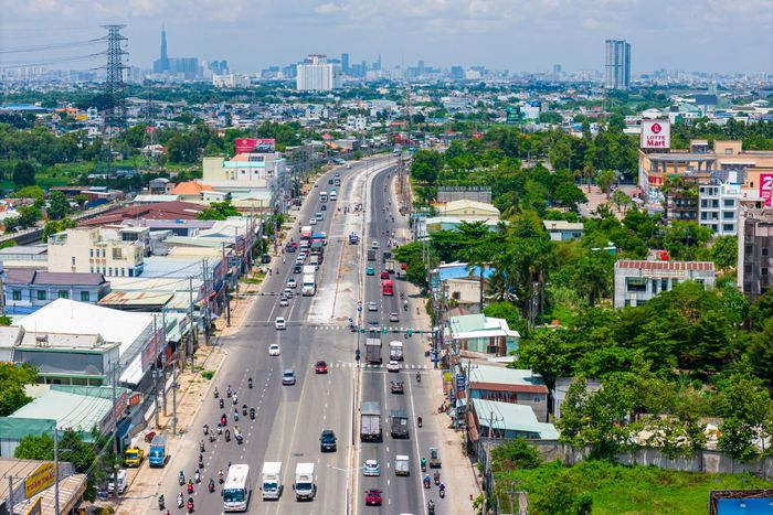  Nhiều đoạn tuyến đã được lắp dải phân cách cứng, tách riêng làn ôtô và xe máy nhằm hạn chế xung đột giao thông. Khu vực qua phường Thuận Giao có mật độ phương tiện lớn do nằm gần các khu công nghiệp như Việt Hưng, VSIP 1. 