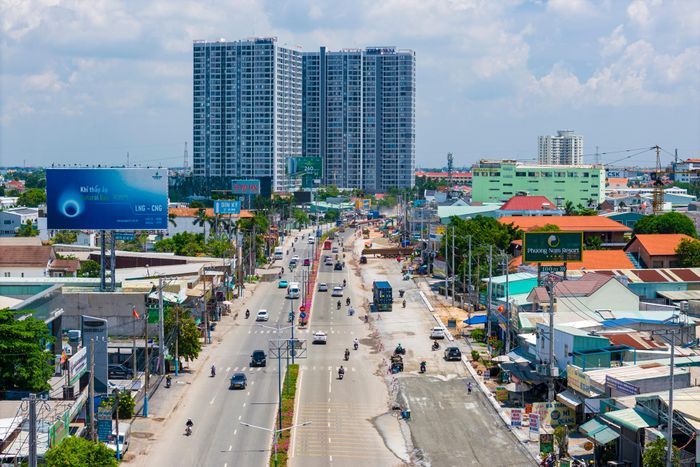  Bà Nguyễn Thanh Tuyền, kinh doanh nội thất dọc Quốc lộ 13 cho biết quá trình thi công từng ảnh hưởng đến việc buôn bán nhưng người dân đồng tình vì tuyến đường ngày càng thông thoáng. 
