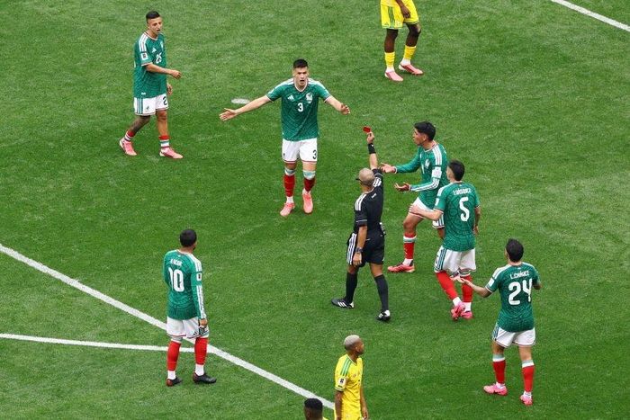 Cầu thủ Mexico và Nam Phi đều chuộng giày hồng. Ảnh: Reuters. 