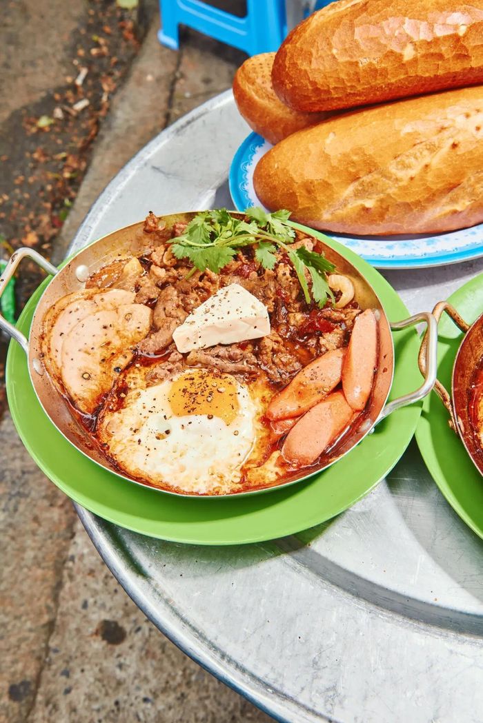 Món bánh mì chảo được phục vụ tại quán Phê (New York, Mỹ). Ảnh: Cole Saladino/ The New York Times.