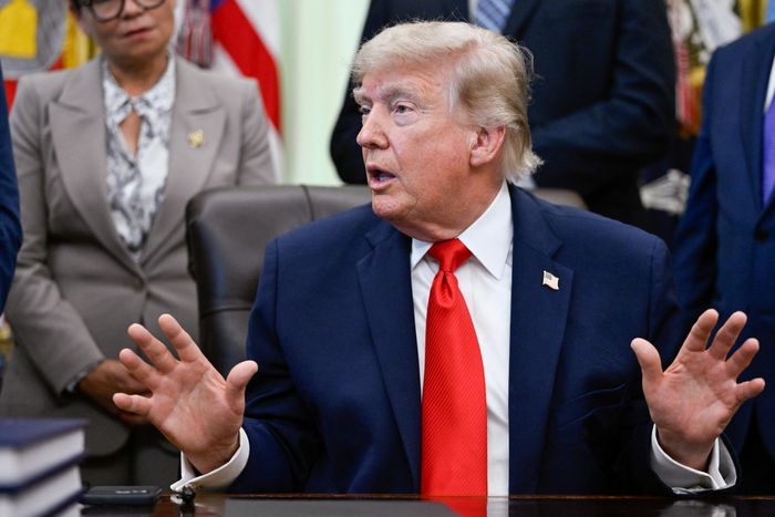 Tổng thống Mỹ Donald Trump phát biểu tại Phòng Bầu dục ngày 11/6. Ảnh: Reuters.