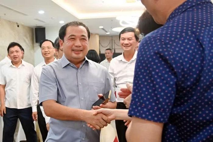 Ông Trần Đức Thắng, Ủy viên Bộ Chính trị, Bí thư Thành ủy Hà Nội, thăm hỏi, chúc mừng lãnh đạo các cơ quan báo chí tại cuộc gặp mặt kỷ niệm 101 năm Ngày Báo chí Cách mạng Việt Nam của Công an Thủ đô với lãnh đạo các cơ quan báo chí Trung ương, Hà Nội.