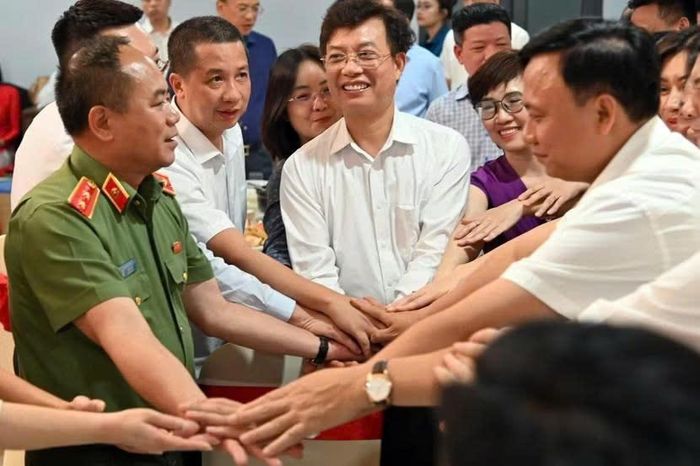 Trung tướng Nguyễn Thanh Tùng, Giám đốc CATP Hà Nội cùng lãnh đạo các cơ quan báo chí thể hiện tình cảm gắn bó và quyết tâm phối hợp hiệu quả hơn nữa.