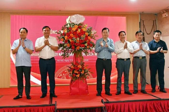 Thiếu tướng Lê Văn Tuân, Đại tá Nguyễn Tiến Đạt thay mặt lực lượng CAHN tặng hoa chúc mừng lãnh đạo các cơ quan báo chí Trung ương và Hà Nội.