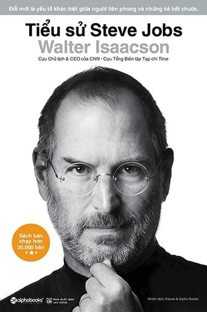 Quyển Tiểu sử Steve Jobs của Walter Isaacson - cựu Tổng biên tập tạp chí Time. Ảnh: Alpha Books.
